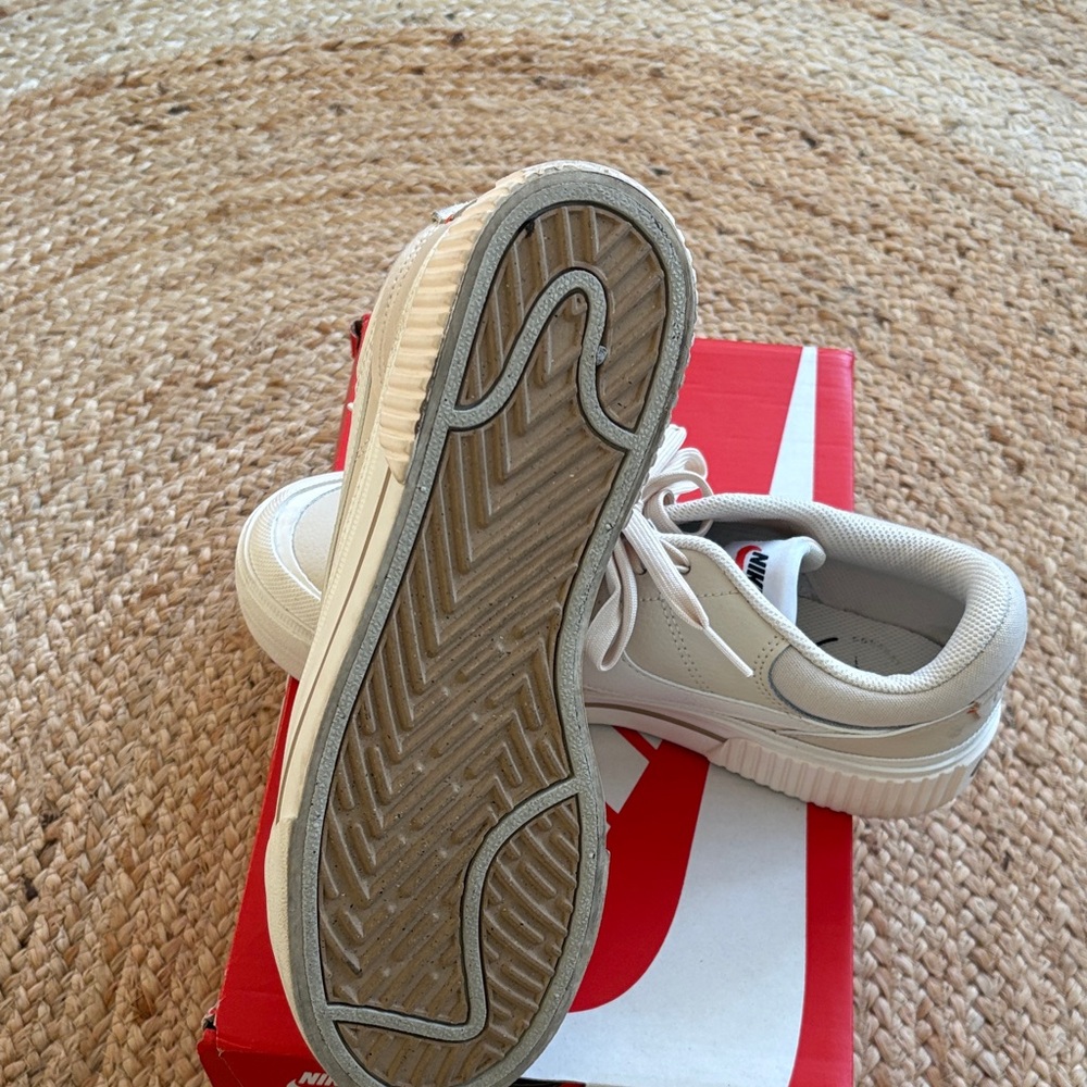 Nike women’s  Beige court legacy lift platform tennis shoes - Picture 4 of 4